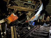 Un mort i 37 afectats, 5 dels quals ferits greus, en el xoc d’un tren de l’R4 contra un mur de contenció caigut a la via
