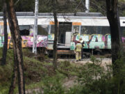 Bombers alerta de “possible inestabilitat” a l’AP-7 pel despreniment del mur que va causar l’accident de tren a Gelida