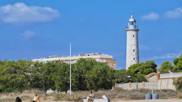Imatge de la platja del Far de Sant Cristòfol (Vilanova i la Geltrú)