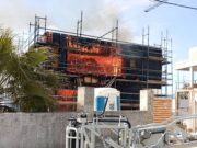 Un foc descontrolat en una obra alarma Sant Pere de Ribes