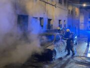 Dues persones ateses en un incendi que crema dos cotxes a Vilanova i la Geltrú